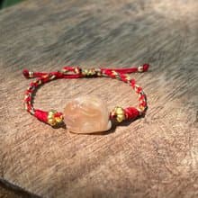 玉兔平安手鍊 - 五色線編織手繩。櫻花瑪瑙小兔。手做禮物