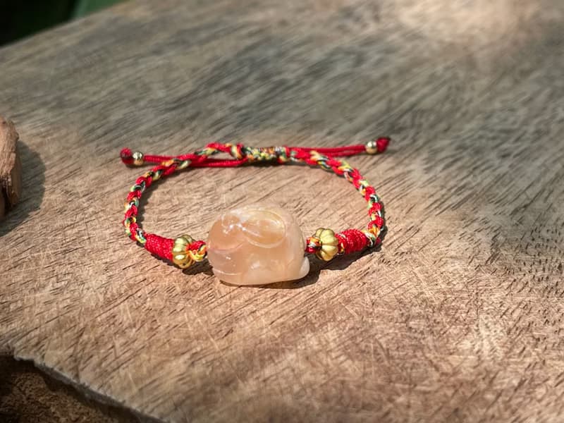 玉兔平安手鍊 - 五色線編織手繩。櫻花瑪瑙小兔。手做禮物