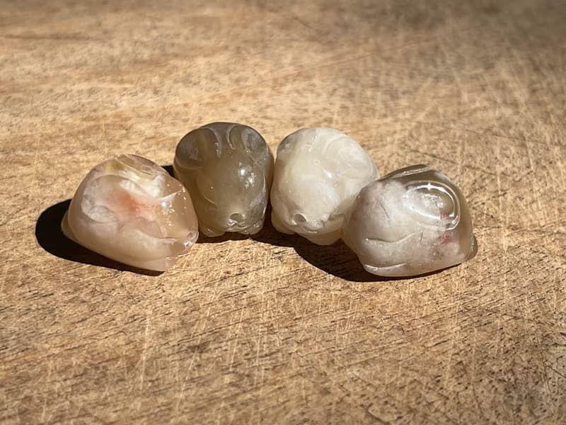 玉兔平安手鍊 - 五色線編織手繩。櫻花瑪瑙小兔。手做禮物