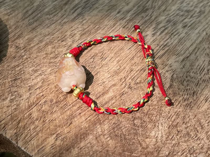 玉兔平安手鍊 - 五色線編織手繩。櫻花瑪瑙小兔。手做禮物