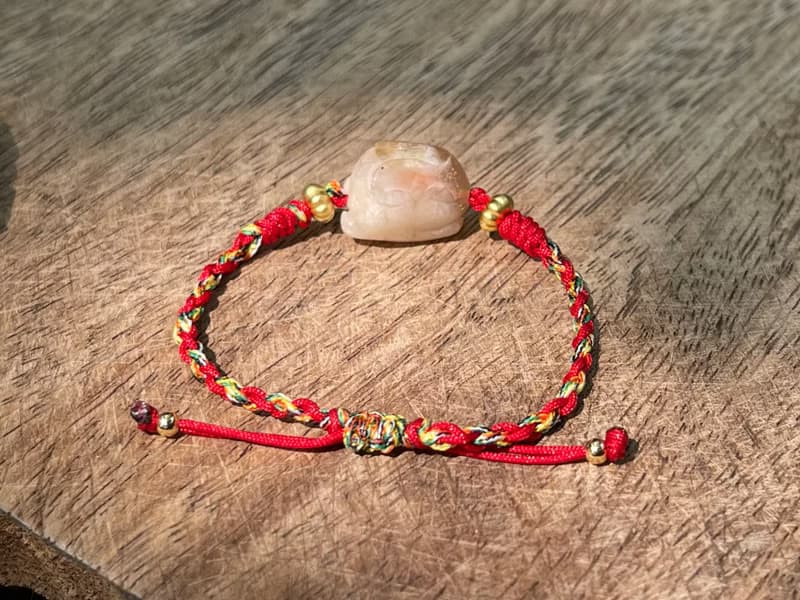 玉兔平安手鍊 - 五色線編織手繩。櫻花瑪瑙小兔。手做禮物