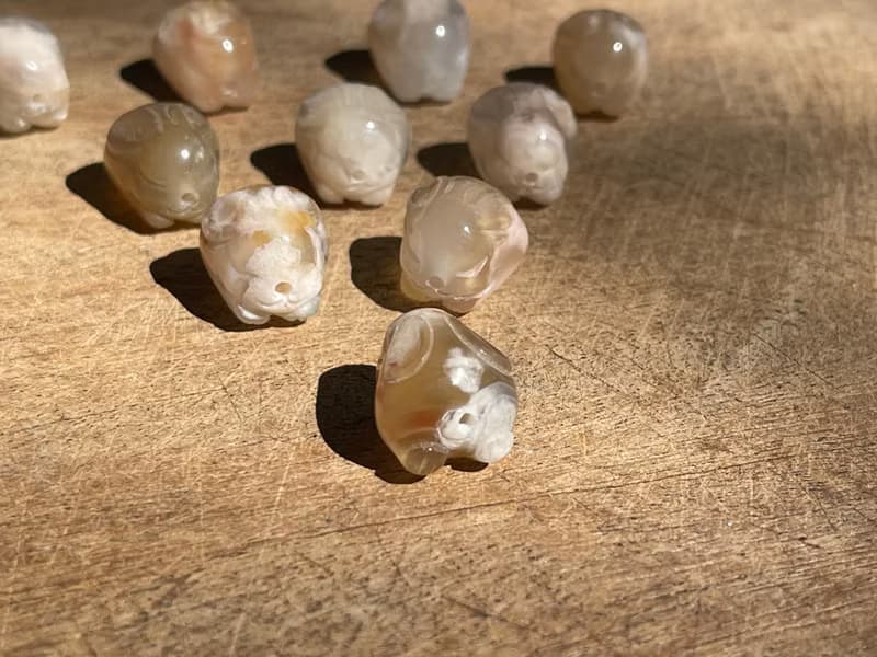 玉兔平安手鍊 - 五色線編織手繩。櫻花瑪瑙小兔。手做禮物