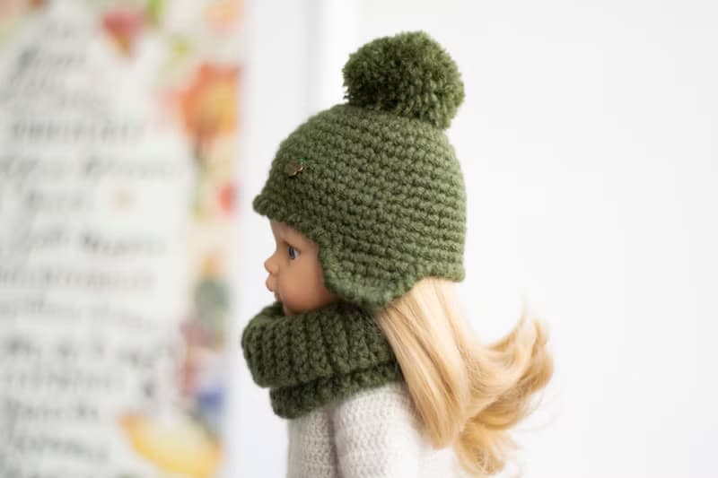 Green crocheted hat with pompom and snood for doll Paola Reina, winter hat, 针织帽
