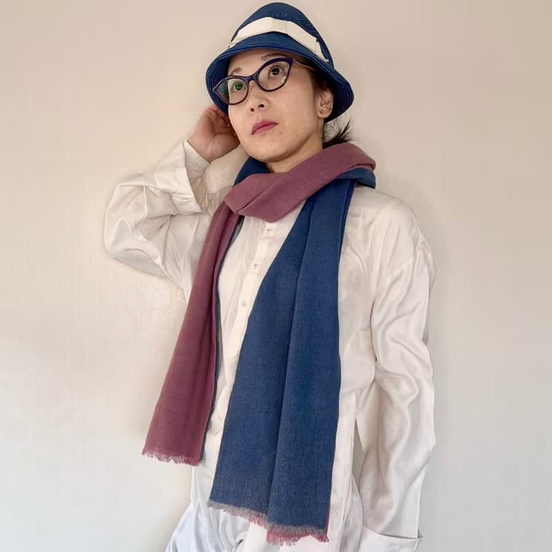 セール品　藍とコチニールの草木手染ストール　麻ウール混　バイカラーロングストール