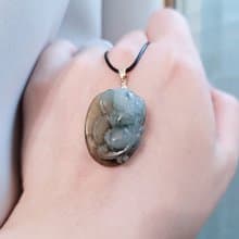 【親翠】天然翡翠 手工雕刻飄花貔貅卧錢堆原皮項鍊 畢業禮物