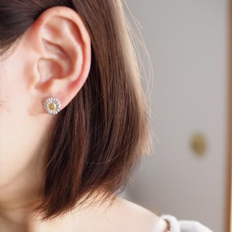 一輪のちいさなデイジーピアス 片耳