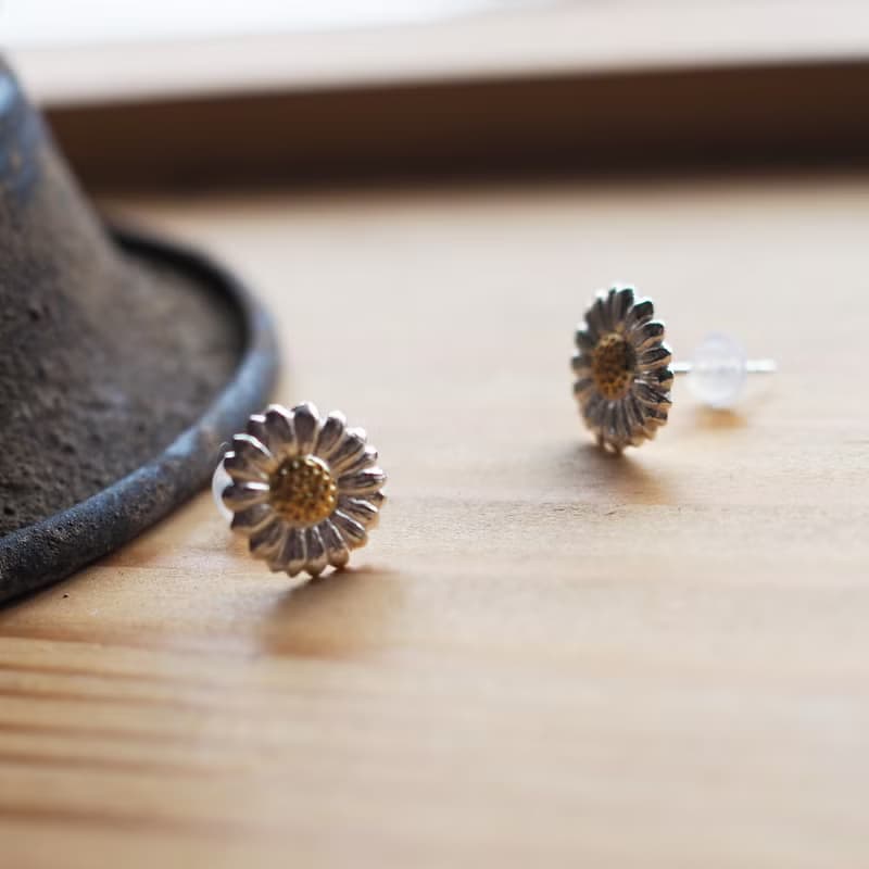 一輪のちいさなデイジーピアス 片耳