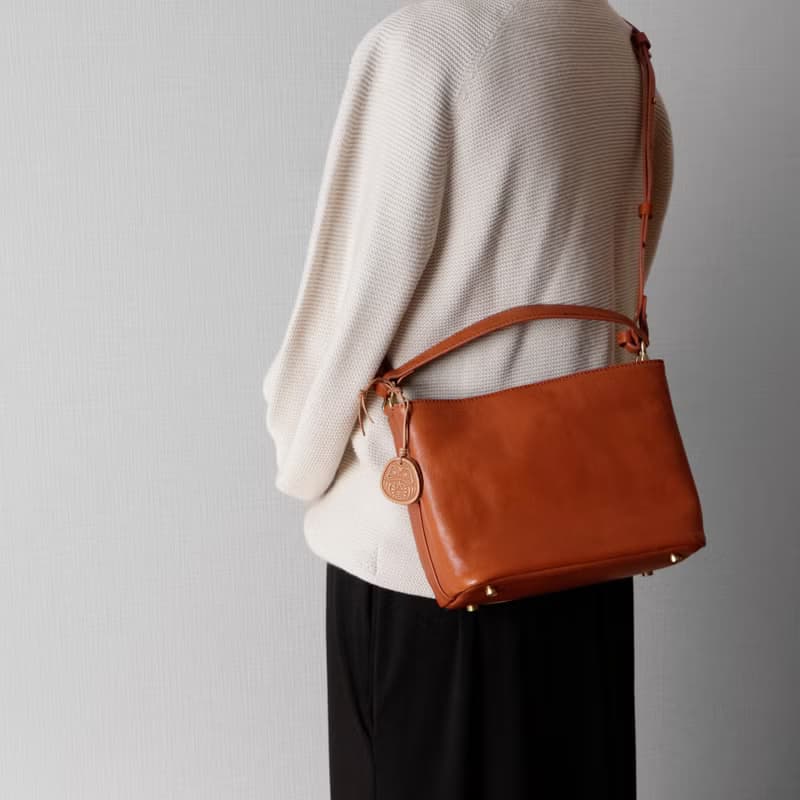 高級牛革斜め掛けショルダーバッグ収納バッグ 長財布収納可能出会い2wayバッグ　オレンジ色