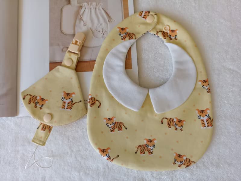【11/14後出貨】彌月禮物 萌萌虎  二合一奶嘴夾 領片圍兜 虎年