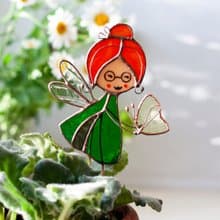 與小山的花仙子。花盆的彩色玻璃裝飾。