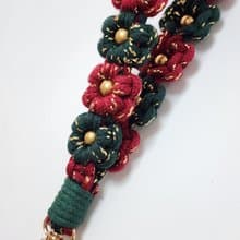 F.S.H 聖誕款設計。紅綠閃片花朵。編織款手腕手機繩