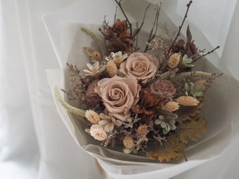 大地色永生玫瑰花束