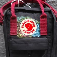 台東山脈和海灘風景-Kanken Sling黑色紅帶單肩背包-手工刺繡設計