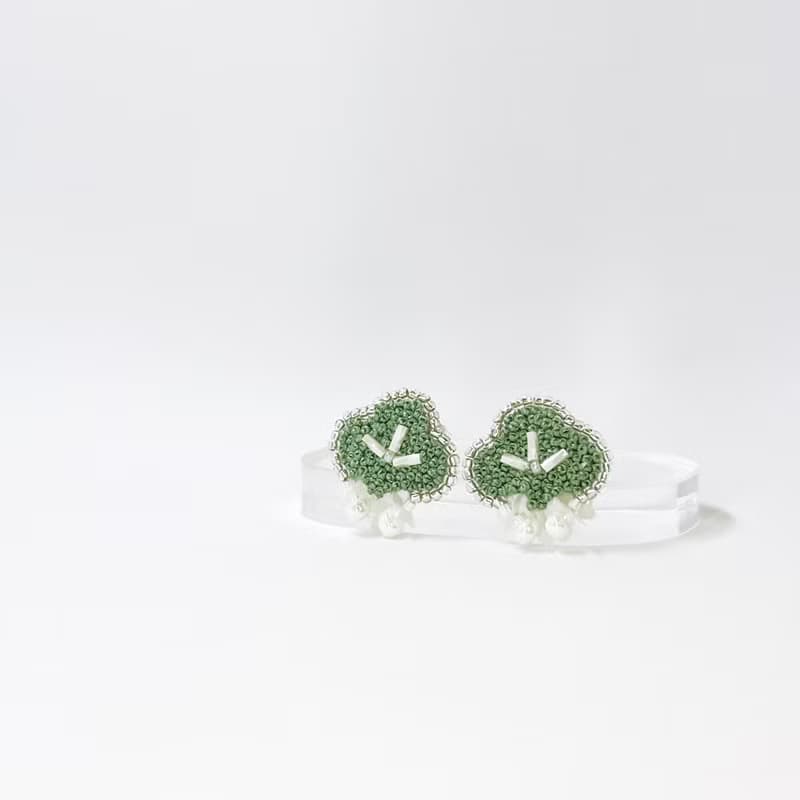| 茷 | 耳針/耳夾 | #149 | 手刺繡海棠花耳環