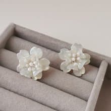【Veverka】梅香-珠光色-梅花 貼耳 造花液 水晶花 樹脂花 可改耳