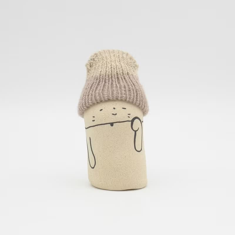 手作り陶人形　ニット帽をかぶった招き猫　Sサイズ