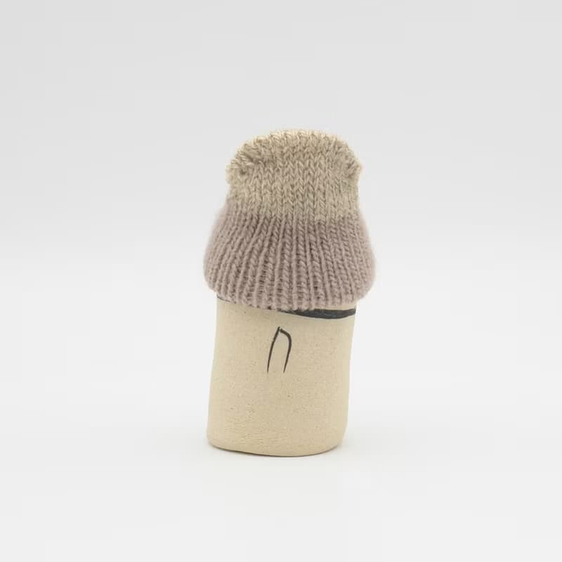 手作り陶人形　ニット帽をかぶった招き猫　Sサイズ