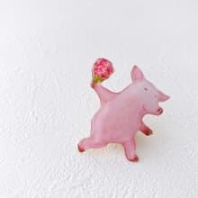 花束と子豚ちゃんブローチ(右向き)