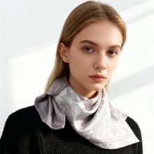 凡爾賽茹伊粉灰色 雙面絲巾絲巾環臻禮套裝 Jardin Des Fontaines