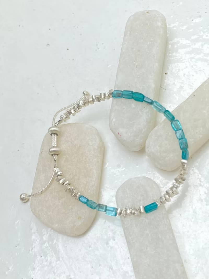 SERENE SEA: Apatite and silver beads bracelet (B00098)