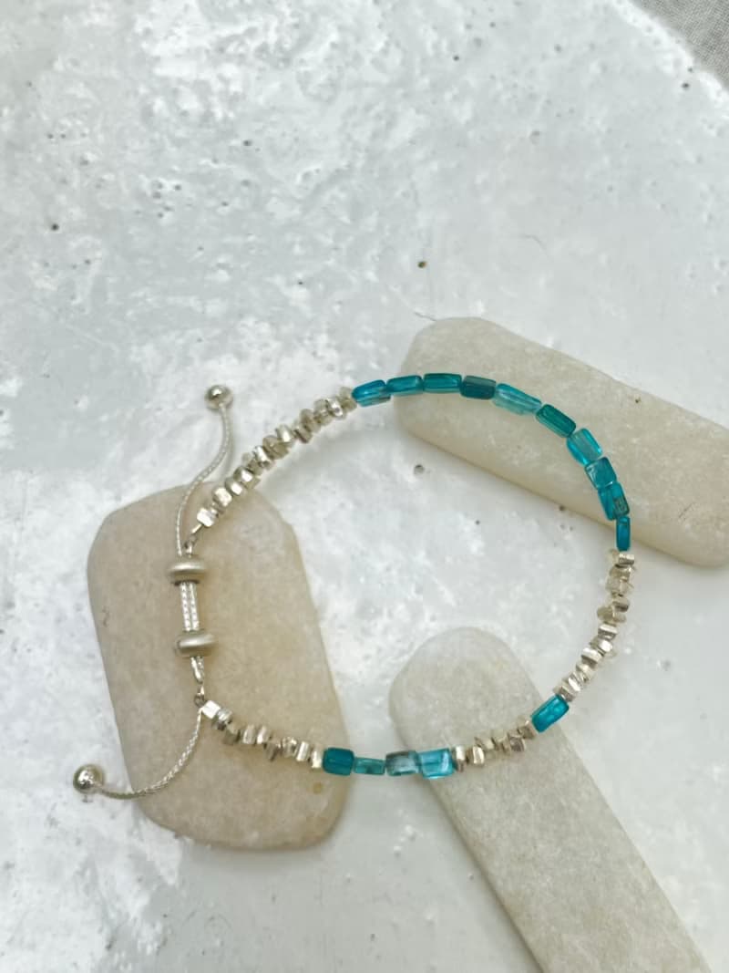 SERENE SEA: Apatite and silver beads bracelet (B00098)