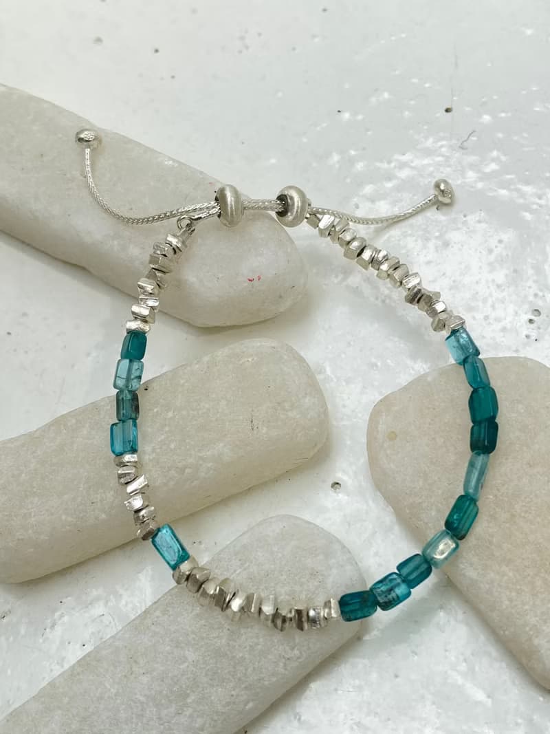 SERENE SEA: Apatite and silver beads bracelet (B00098)