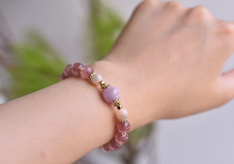 草莓晶+紫鋰輝+珍珠貝黃銅鍍金手鍊