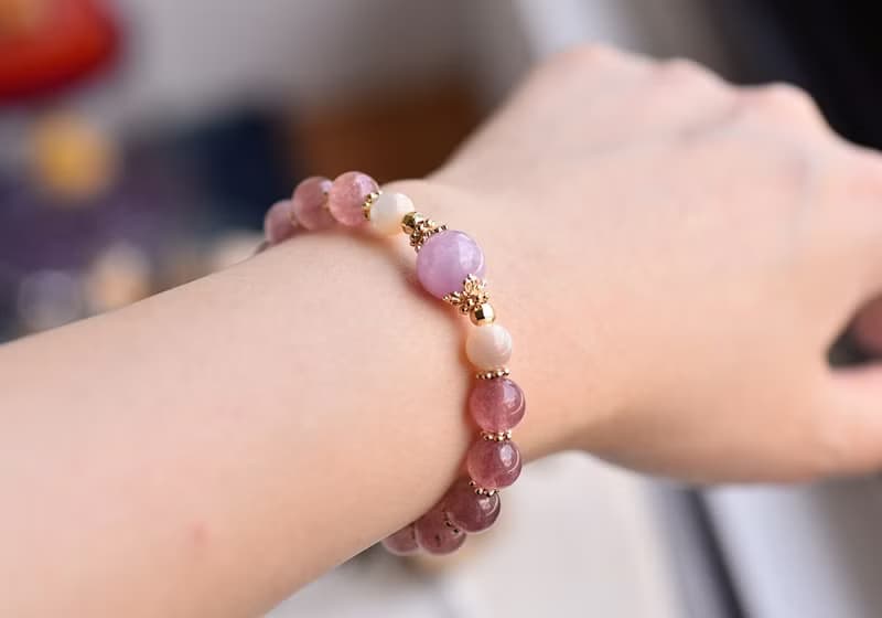 草莓晶+紫鋰輝+珍珠貝黃銅鍍金手鍊