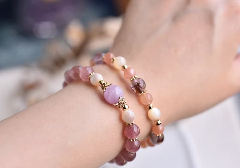 草莓晶+紫鋰輝+珍珠貝黃銅鍍金手鍊