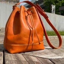 拼接款水桶包/斜背包 Color:焦糖色  Size:M 植鞣牛革製