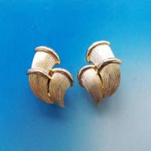 Vintage Jewelry 西洋古董飾品 TRIFARI 金色調 立體 竹 夾式耳環
