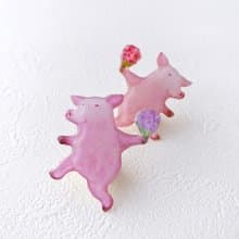 花束と子豚ちゃんブローチ(左向き)