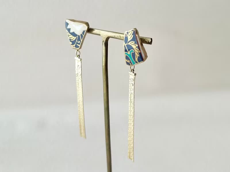 【金具が選べる】有田焼　金継ぎ　ピアス　イヤリング　リーフ柄　和柄　揺れる　ゴールドスウィングパーツ　伝統工芸　No.139