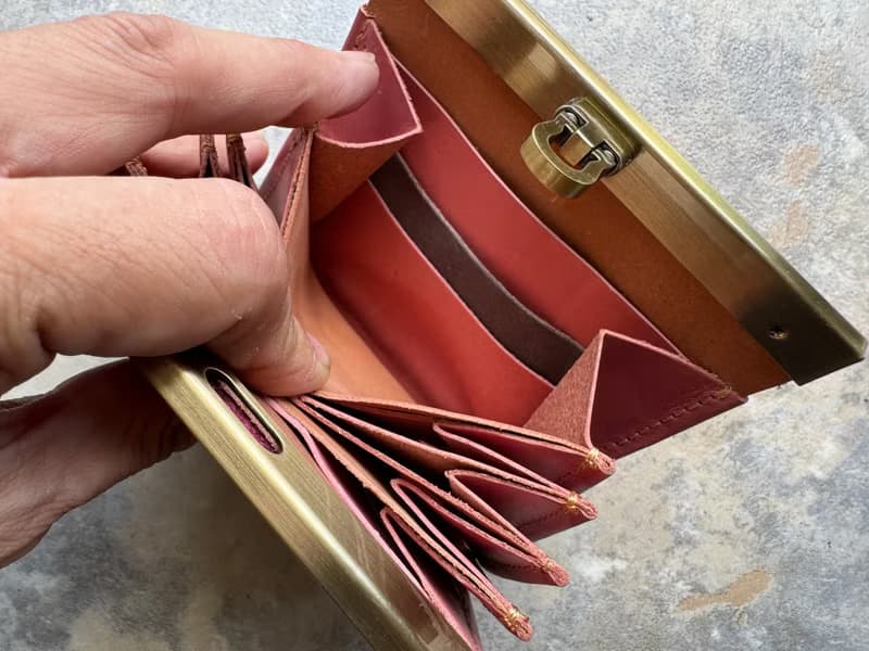 お札を折らない二つ折り財布avanico half ベルギー最高級レザー　アザレアピンクとマルチカラー