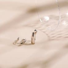 scoop-line loop-fit earring SV　ループフィットイヤリング　スタイリッシュでシンプルなデザイン 　シルバー　ロジウム