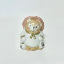 手描きのタヌキの、小さな磁器の置物