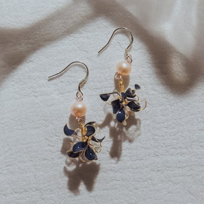【捧花-神秘藍】垂墜耳環 | 水晶花飾品