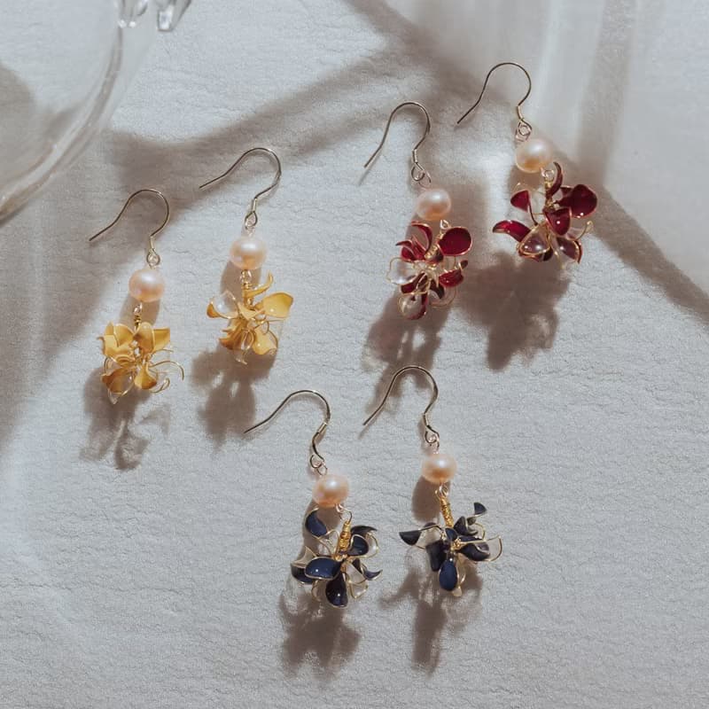 【捧花-神秘藍】垂墜耳環 | 水晶花飾品