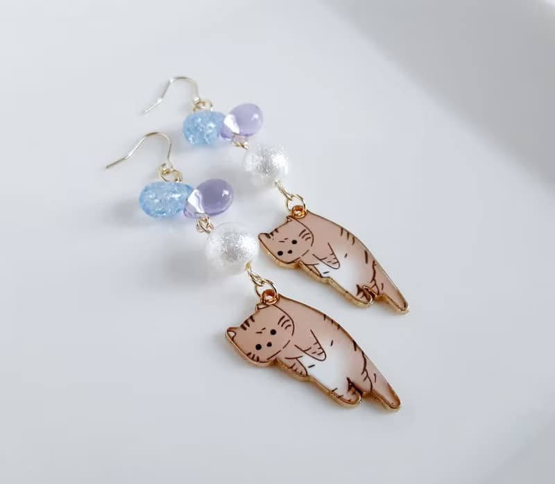 しずくビーズとぶらぶらネコちゃんの可愛いピアス 茶トラ猫 ブルーラベンダー お洒落 アニマルモチーフ 生日禮物 アレルギー対応可能ピアスまたはイヤリング変更可能