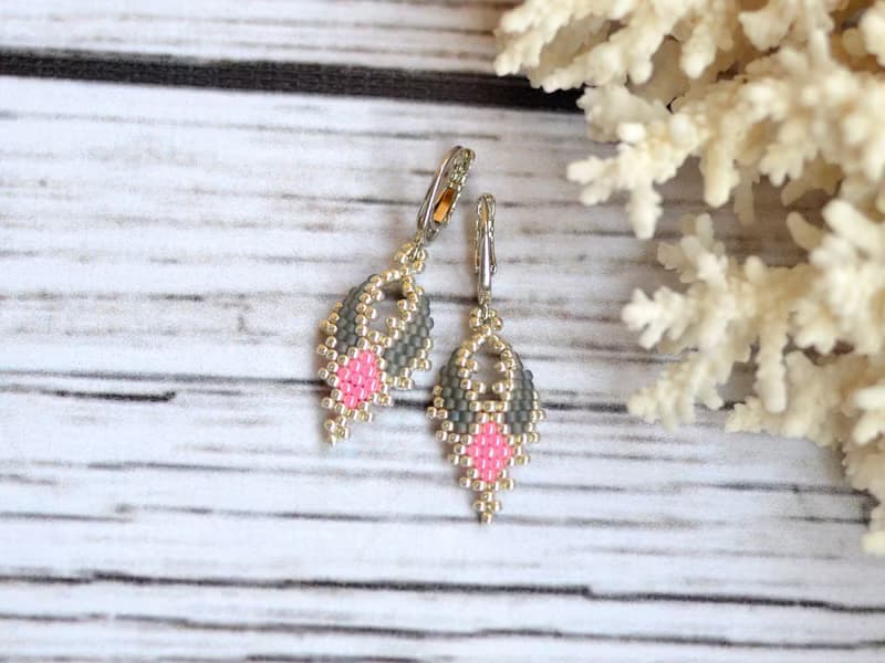Beaded leaf earrings, Statement earrings, Dangle earrings, 手作, 耳環