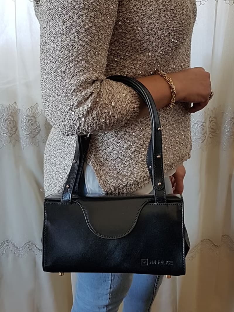 Black vegetable-tanned leather box bag