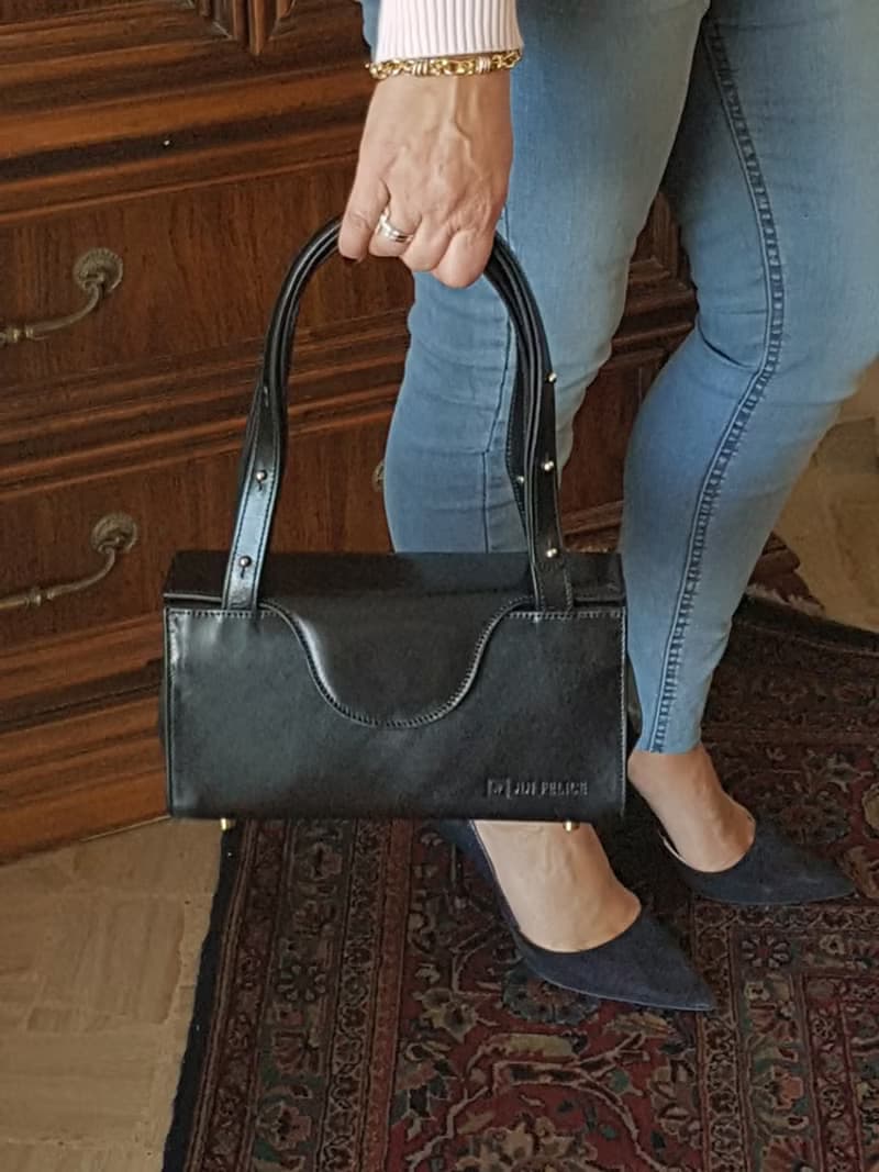 Black vegetable-tanned leather box bag