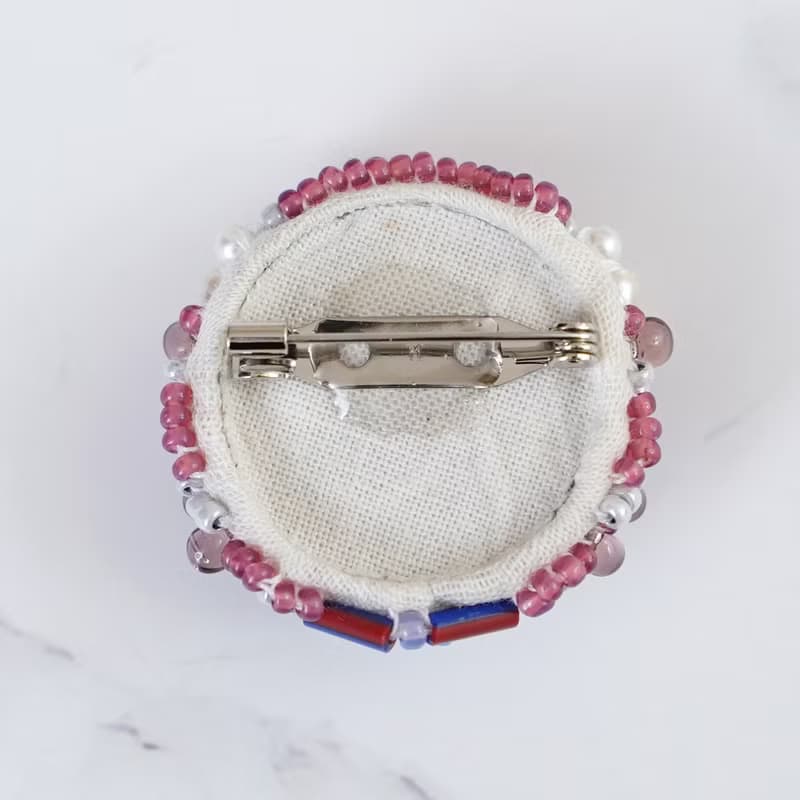 とても軽いおゃべりなブローチ8 ビーズ刺繍のブローチ　カラフル　パープル