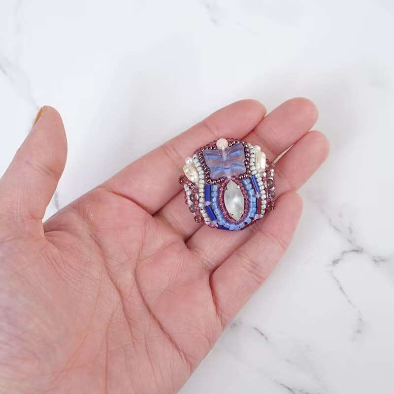 とても軽いおゃべりなブローチ8 ビーズ刺繍のブローチ　カラフル　パープル
