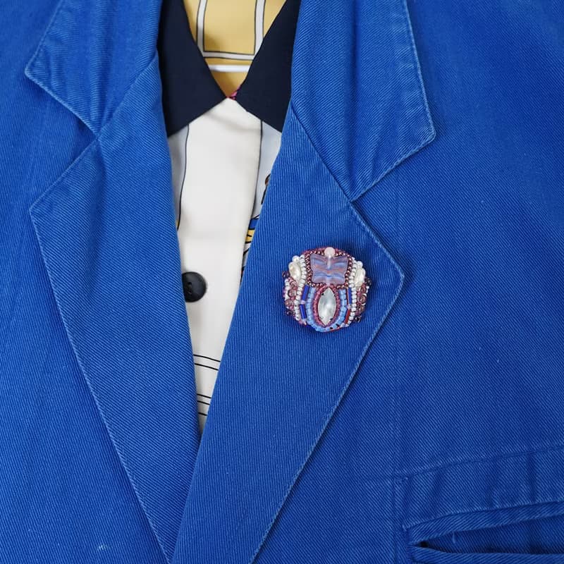 とても軽いおゃべりなブローチ8 ビーズ刺繍のブローチ　カラフル　パープル