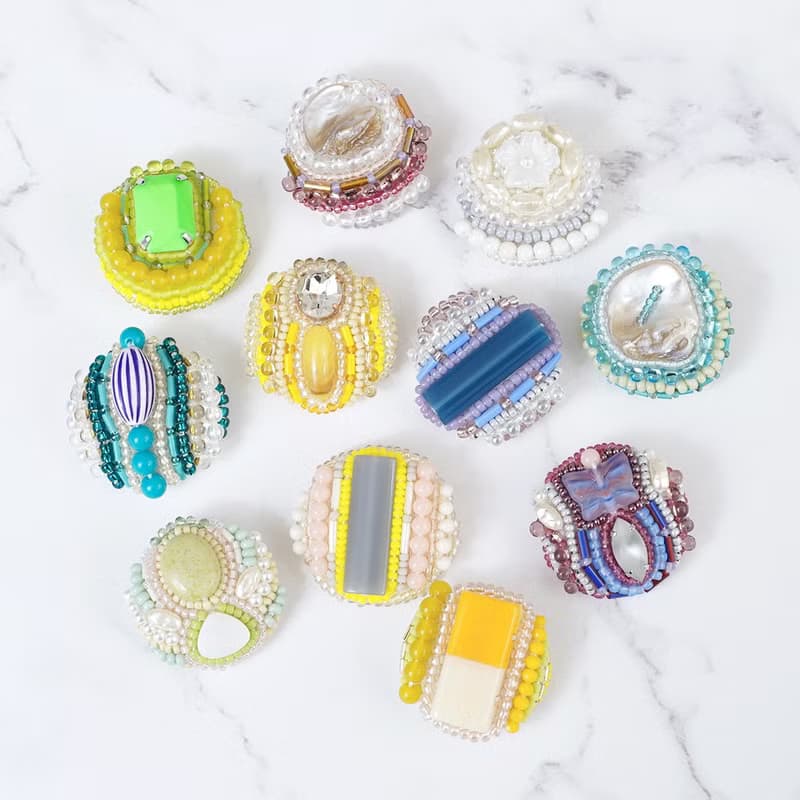 とても軽いおゃべりなブローチ8 ビーズ刺繍のブローチ　カラフル　パープル