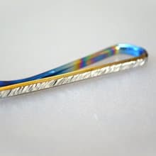 Titanium tie bar・鍛造純チタンネクタイピン・鎚目できらきら惑わせる・虹・B・５２mm