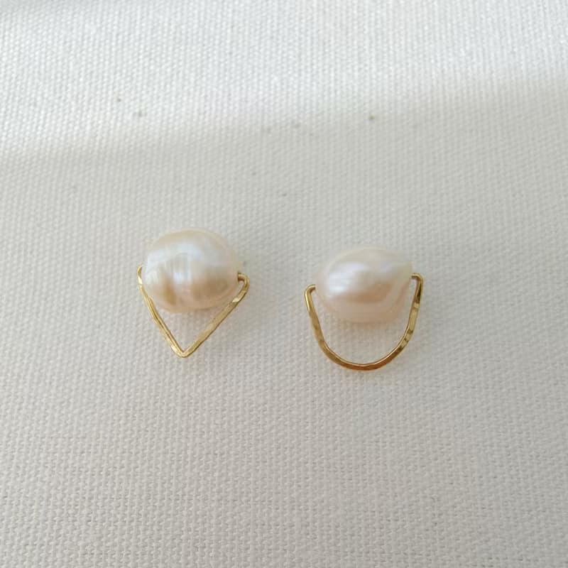 不對稱白珍珠耳環 獨特三角/半圓框鑲嵌淡水珍珠耳環 手工耳飾
