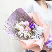 珍惜所愛 7朵玫瑰香皂花花束 情人節花束 (搭配繡球花+情人草)