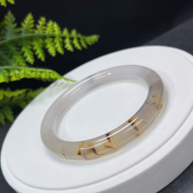 精品 淺灰瑪瑙手镯 64MM 冰潤起光飄花圓條玉髓手環 氣質百搭柔美